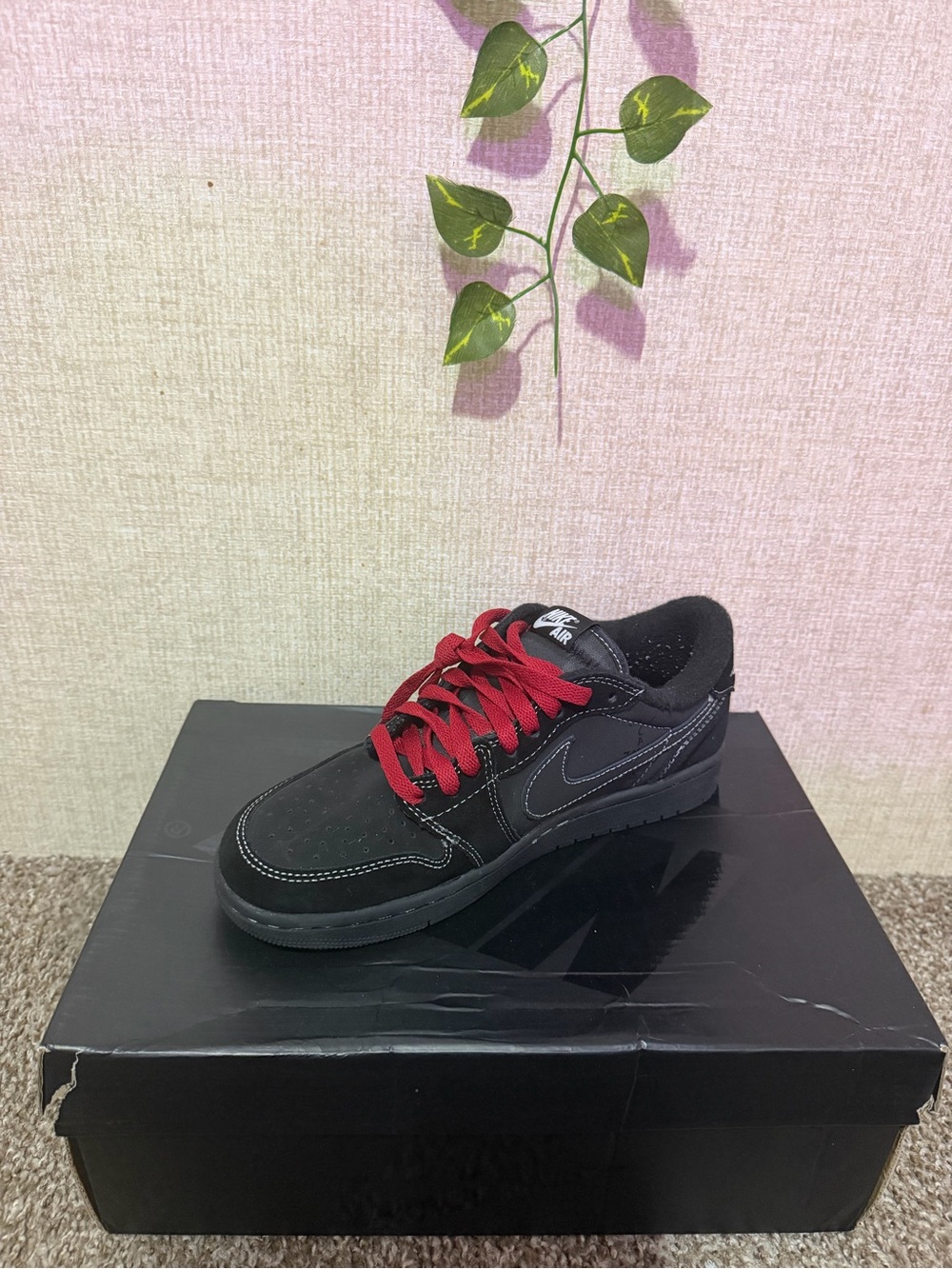 Nike Men's Black Low-Top Sneakers with Red Laces